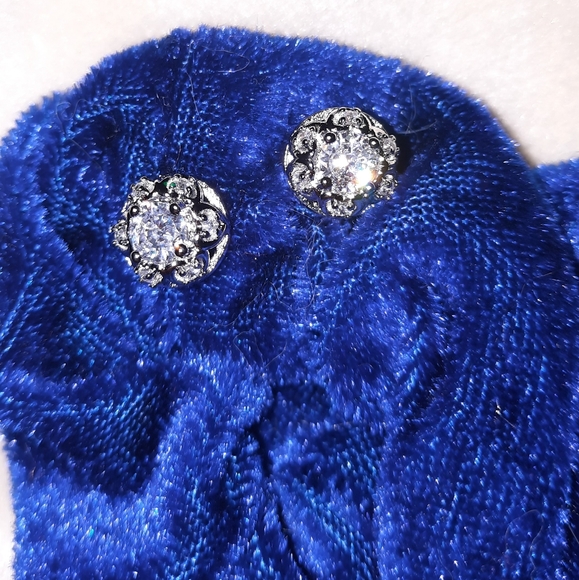 Sterling Silver 7 Crystal Stud Wreath/Floral Shape Stud Earrings - Picture 5 of 12